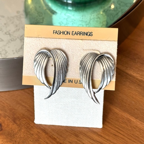 Vintage Silver Metal Wing Earrings - Picture 5 of 6